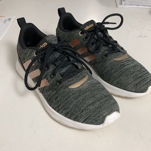 Adidas Cloud foam women’s size 6 kids 4.5